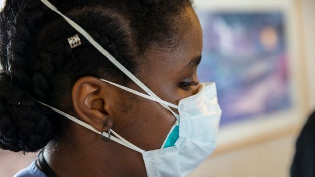 Sanitaria con mascarilla en un hospital de Nueva York