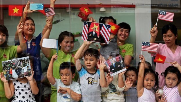 Hàng chục ngàn người tại Hà Nội và Tp HCM chào đón Tổng thống Obama khi ông tới thăm Việt Nam.