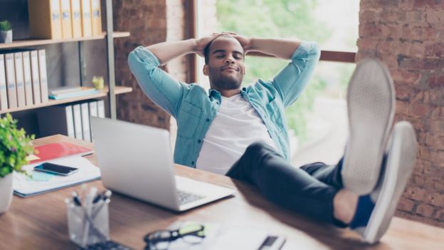 Hombre descansando en su escritorio