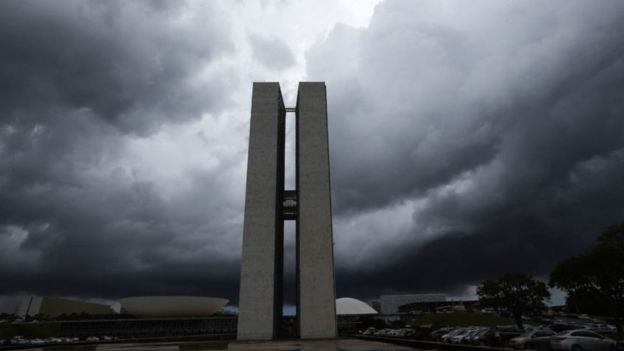 Prédio do Congresso em Brasília sob nuvens carregadas