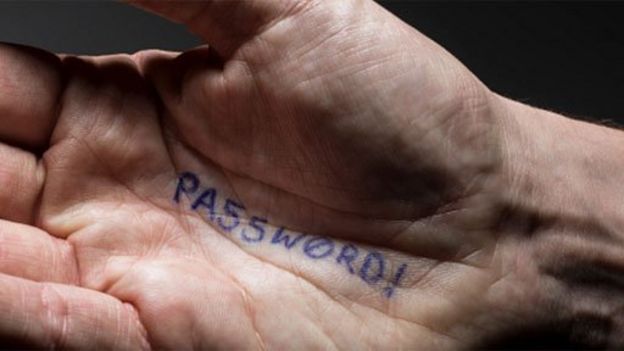 Palma de la mano en la que está escrita la palabra