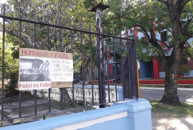 Por todo el vecindario cuelgan carteles que anuncian un homenaje a Fidel Castro.