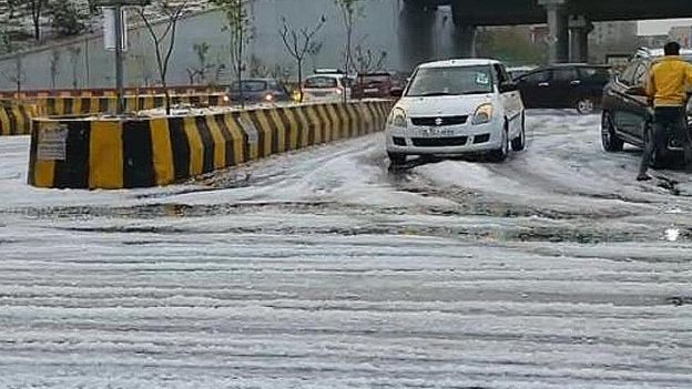 সামাজিক মাধ্যমে অনেকেই শেয়ার করতে থাকের দিল্লির শিলাবৃষ্টির ছবি