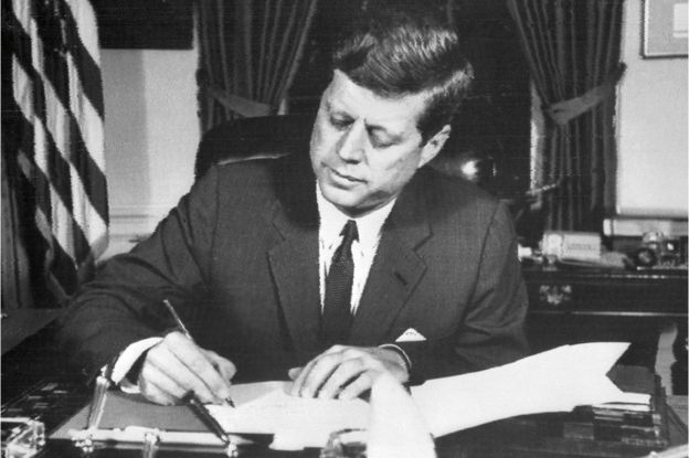 O presidente de Estados Unidos John Fitzgerald Kennedy assina ordem para bloqueio naval a Cuba em 24 de outubro de 1962, durante a Crise dos Mísseis