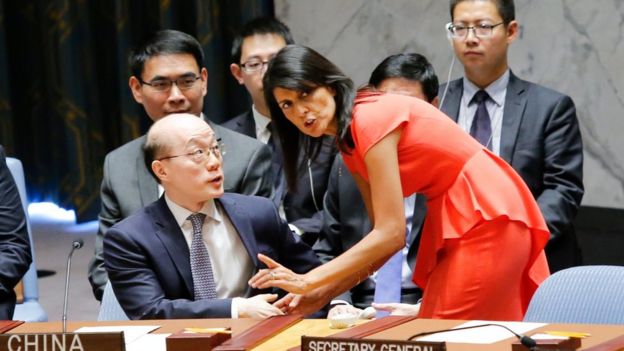 Dubes AS untuk PBB, Nikki Haley bercakap dengan mitranya dari Cina, Liu Jieyi, di sidang DK PBB yang kemudian menjatuhkan sanksi baru terhadap Korea Utara.