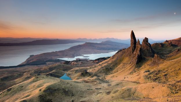 Skye's Storr Lochs Monster fossil unveiled in Edinburgh - BBC News