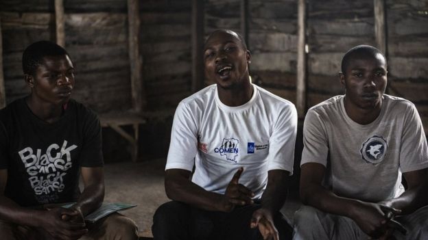 Hombres discuten sobre masculinidad y virilidad en una reuniÃ³n organizada por la Red de Hombres de Congo.