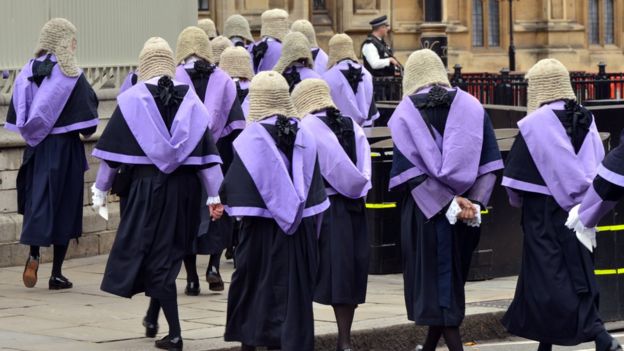 Jueces del tribunal de circuito se dirigen al Parlamento en Londres.