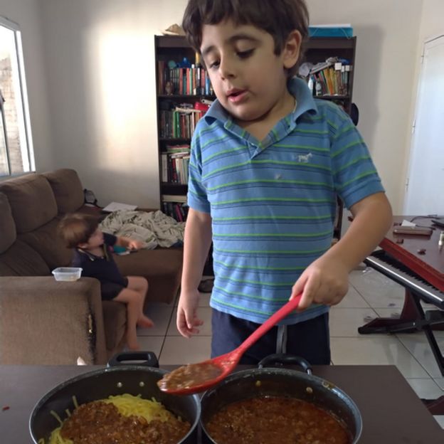 Joaquim misturando molho com massa de macarrão