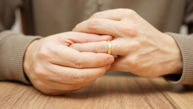 HOmbre quitÃ¡ndose un anillo de casado