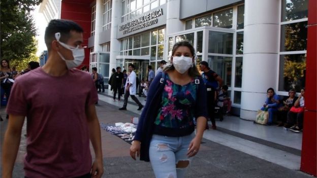 Personas afuera de un hospital en Chile