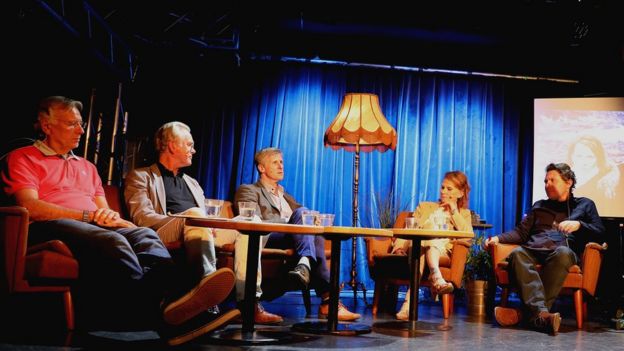 Inge Morild, Gunnar Staalesen, Nils Jarle Gjovag, Marit Higraff y Neil McCarthy graban el nuevo episodio de podcast