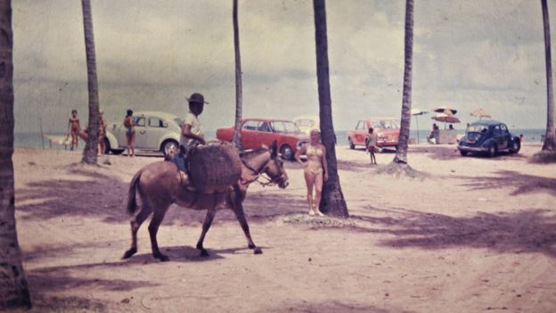 Viajante posa para foto em praia de Recife