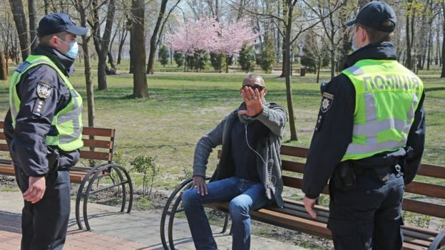 Як Україна буде виходити з карантину. Версії преси й влади