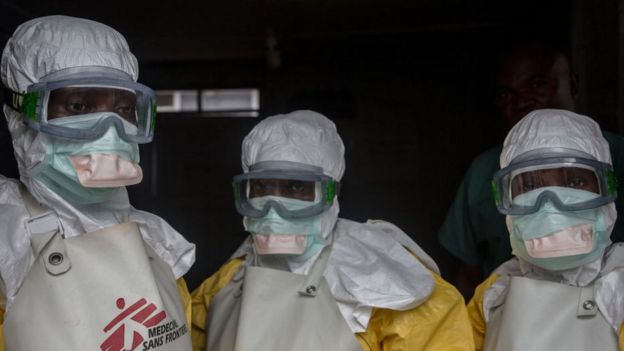 Profissionais de saÃºde usando equipamento de proteÃ§Ã£o contra o ebola na RepÃºblica DemocrÃ¡tica do Congo