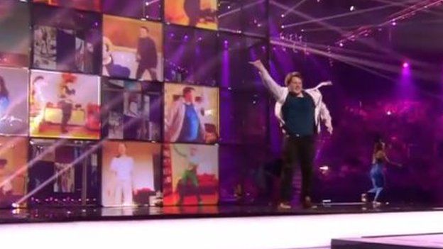 "Wy ar lwyfan yr Eurovsion!" Glen Bartlett o Gasllwchwr yn cael hwyl yn Copenhagen