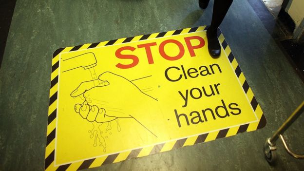 Cartaz em hospital diz 'pare e lave suas mãos'
