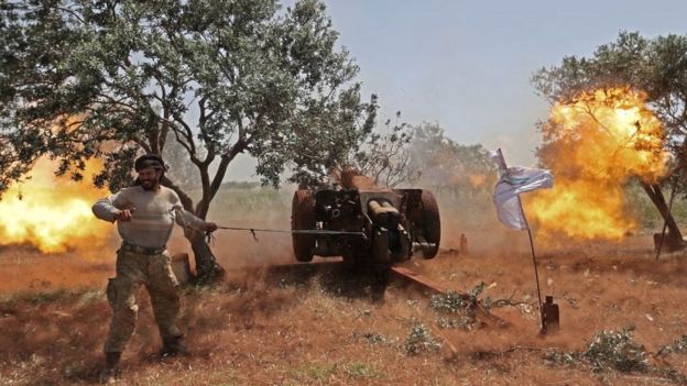 артиллерист НФО стреляет по позициям войск Асада в Идлибе весной 2019 года