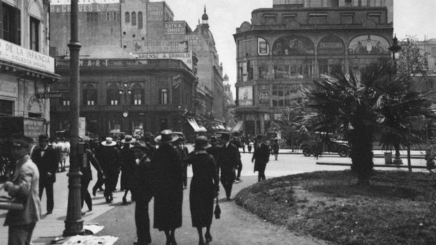 Imagem de uma rua de Buenos Aires, no início do século XX