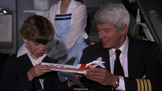 Phim 'Airplane!' có sự hài hước trong đối thoại và đòi hỏi nhiều điều liên quan đến văn hoá Mỹ nên đó là lý do vì sao nó được ưa thích ở Mỹ hơn các nơi khác.
