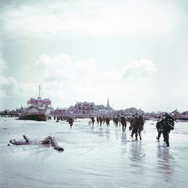 Canadian troops walk ashore at Bernières-sur-Mer