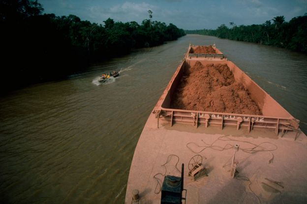 Barco transportando bauxita
