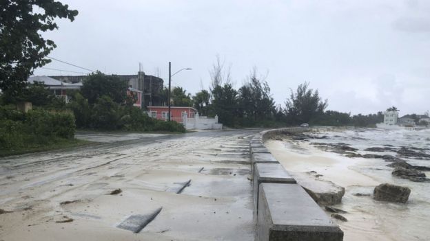 Efectos del huracán a su paso por Nassau, Bahamas.