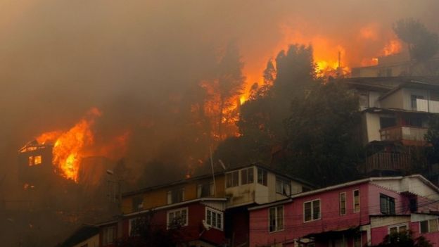 Houses burn in Valparaíso, Chile. Photo: 24 December 2019