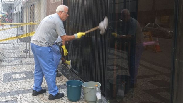 O juiz do trabalho aposentado Jorge Pinto Lopes durante o dia de campo em que trabalhou como ajudante geral