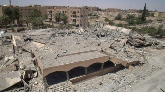 التحالف الدولي يقتل 84 مدنيا بضربتين جويتين في سوريا _98012624_251381bf-2f7f-4453-b2df-4290daff61fa