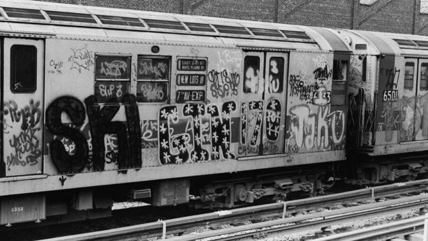 Vagones del subte de Nueva York pintados con grafiti en los años 1970s.