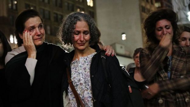 نساء تبكي على ضحايا الاعتداء الجنسي أمام محكمة في بروكلين أثناء وقفة احتجاجية تدعو إلى وقف ترشيح مرشح المحكمة العليا الجمهوري القاضي بريت كافانو في 3 أكتوبر/تشرين الأول 2018 في مدينة نيويورك.