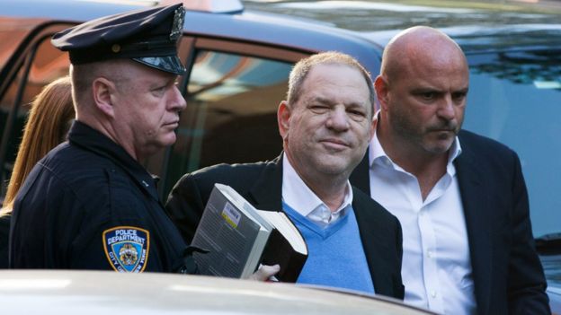 Ông Weinstein không bình luận gì khi ông bước vào đồn cảnh sát ở New York