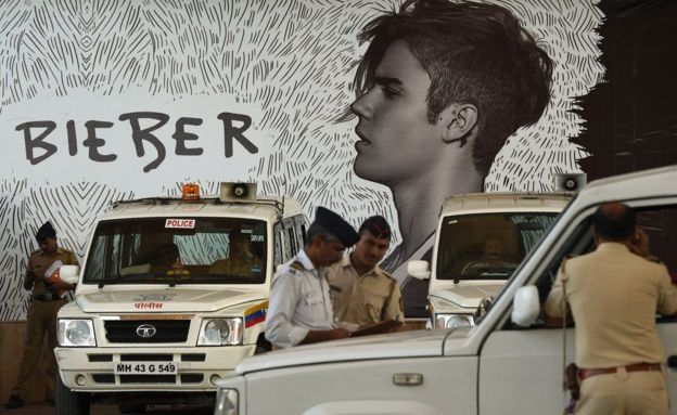 கடல் கடந்து கச்சேரிக்கு வந்து உதட்டை மட்டும் அசைத்தாரா பீபர்?