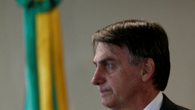 Jair de Bolsonaro em posição de perfil