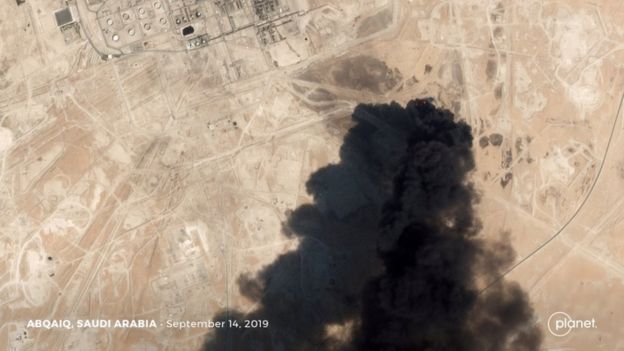 صورة بالقمر الصناعي للدخان المتصاعد من الحريق الناجم عن الهجوم على منشأة أرامكو في بقيق