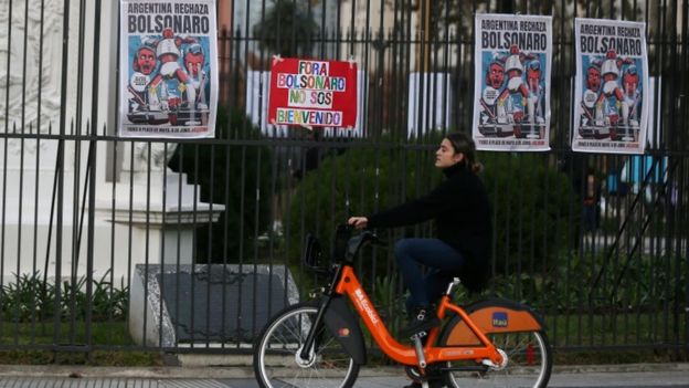 Cartazes contra Bolsonaro em Buenos Aires