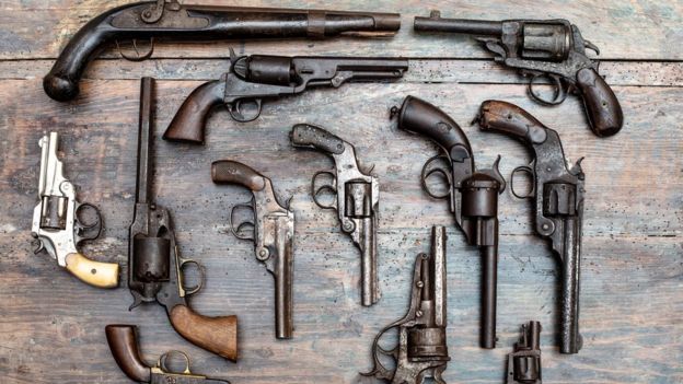 Diversas armas de fogo sobre mesa