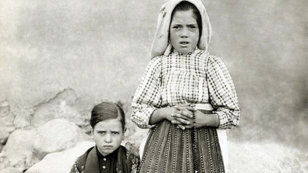Jacinta Marto (izda) y Lucía Dos Santos (dcha) en 1917. La segunda se hizo monja y reveló los "secretos proféticos" años más tarde.