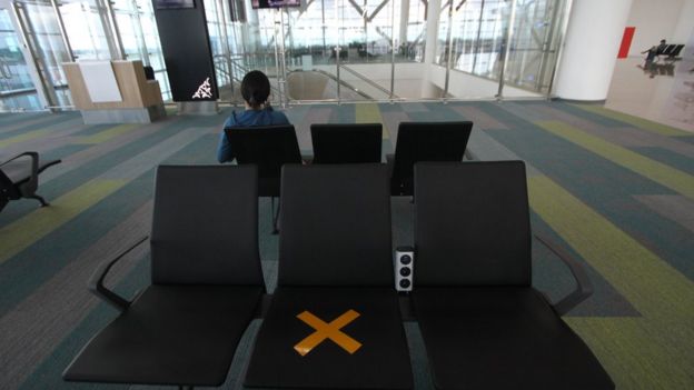 Calon penumpang duduk menunggu jadwal keberangkatan pesawat di Terminal Bandara Internasional Syamsudin Noor, Banjarbaru, Kalimantan Selatan, Kamis (19/03).