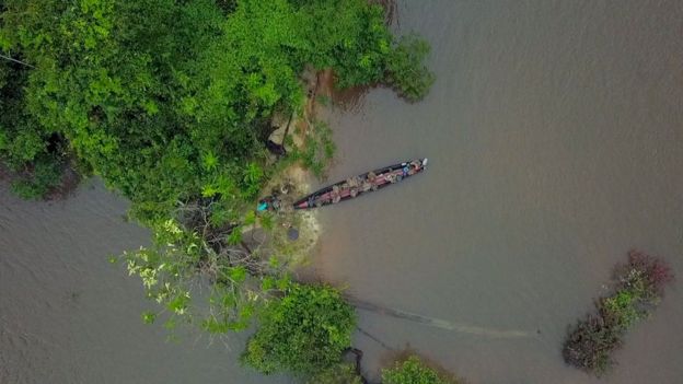 The elite soldiers protecting the Amazon rainforest _106831034_boat-from-above