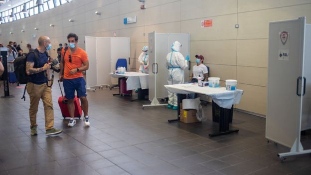 Pruebas de coronavirus en el aeropuerto de Turín en Italia.
