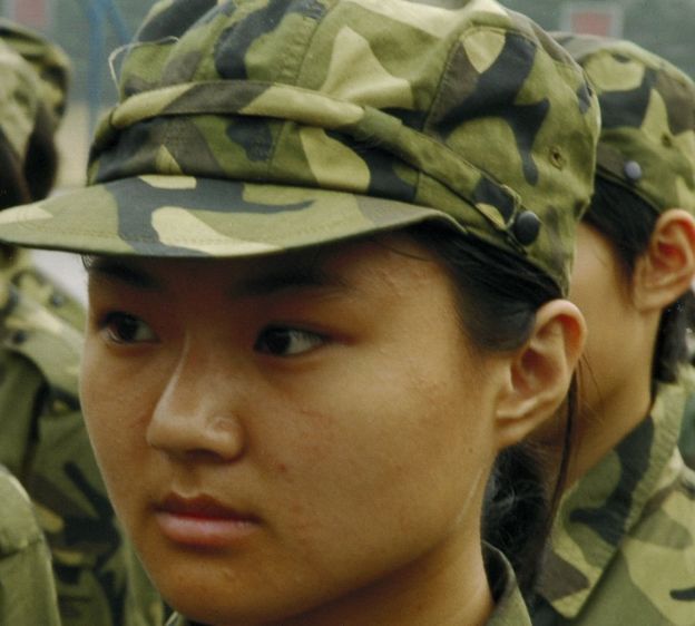 Una muchacha, con uniforme militar