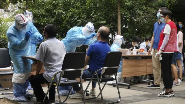 6月17日，北京一社區工作人員為居民進行核酸檢測