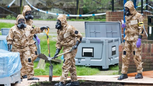 Agentes británicos en ropa y máscaras protectoras descontaminan la zona del ataque con Novichok en Salisbury