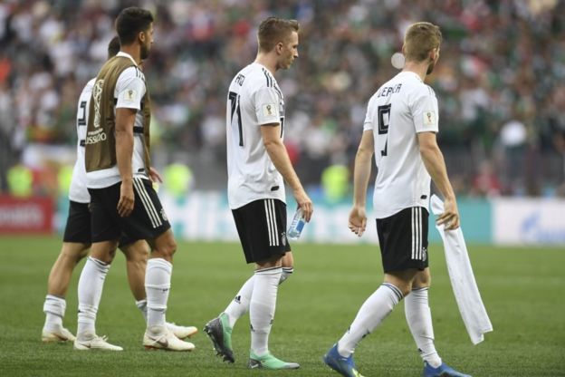 Los jugadores alemanes salen del campo decepcionados.