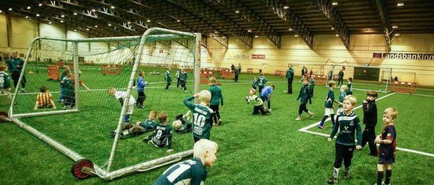 I campi da calcio indoor riparano dal gelo islandese 