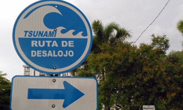Señal de ruta de evacuación por tsunami en San Juan de Puerto Rico