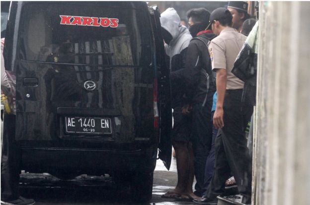 Penggrebekan oleh polisi di rumah terduga teroris di Kepuharjo, Karangploso, Malang, Jawa Timur. Tiga terduga teroris ditangkap di dua tempat di Malang.