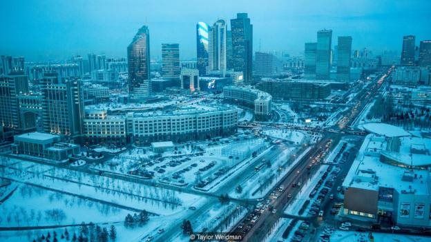 در شهرهای بزرگ قزاقزستان، از جمله آستانه، پایتخت کشور، روسی زبان اصلی است